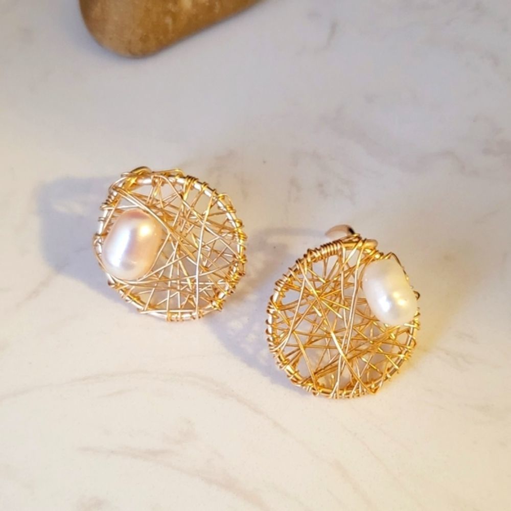 New handmade gold tone wire with crystals studs - Picture 8 of 9